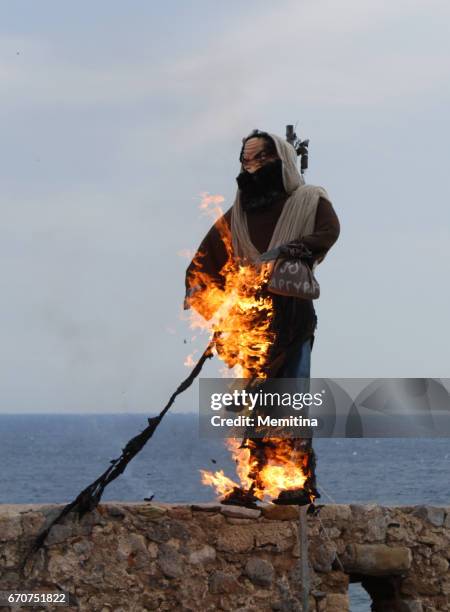 verbrennung des judas iskariot griechische ostern ritual - greek easter stock-fotos und bilder