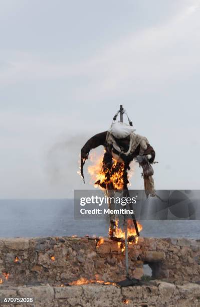 queima de judas iskariot páscoa grega ritual - judas iscariot - fotografias e filmes do acervo