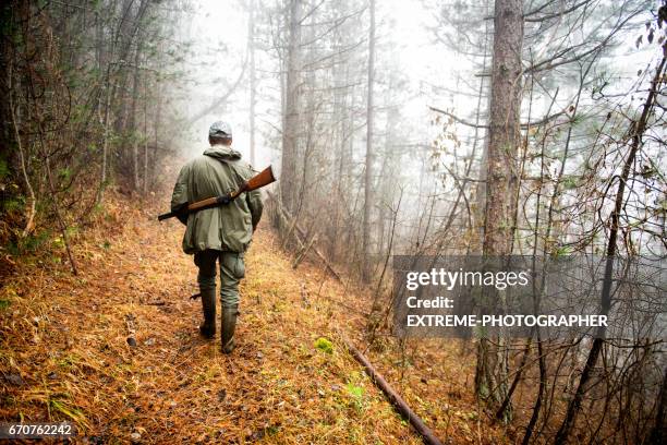 jager in het bos - jager stockfoto's en -beelden