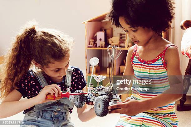 two children working together to make things - destornillador fotografías e imágenes de stock