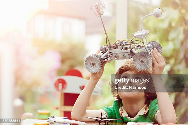 portrait of child being creative and making things - jouet garçon photos et images de collection