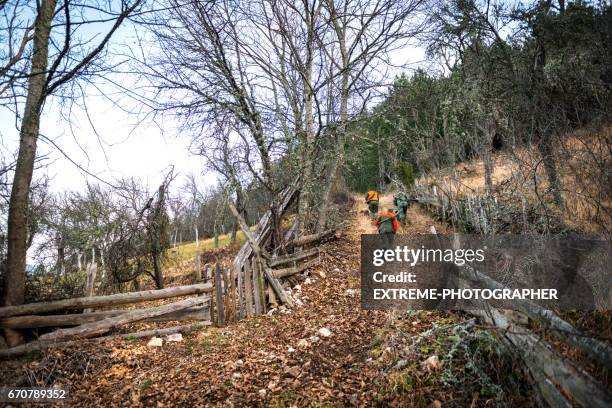 jäger mit wildschwein - wild boar stock-fotos und bilder