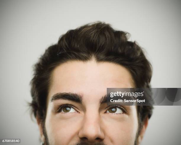 portret van een echte glimlachende man - bruine ogen stockfoto's en -beelden