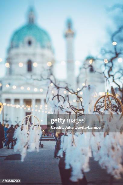 christmas at karlskirche. - karlskirche - fotografias e filmes do acervo