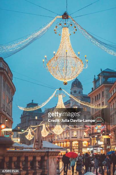 chandeliers in vienna. - austrian culture foto e immagini stock