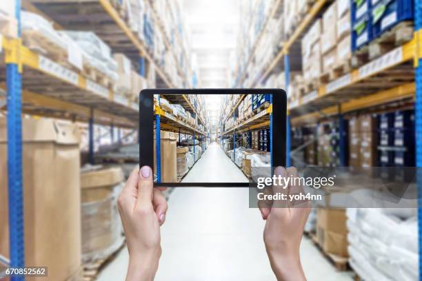 lager der großen fabrik & digital-tablette - distribution warehouse stock-fotos und bilder
