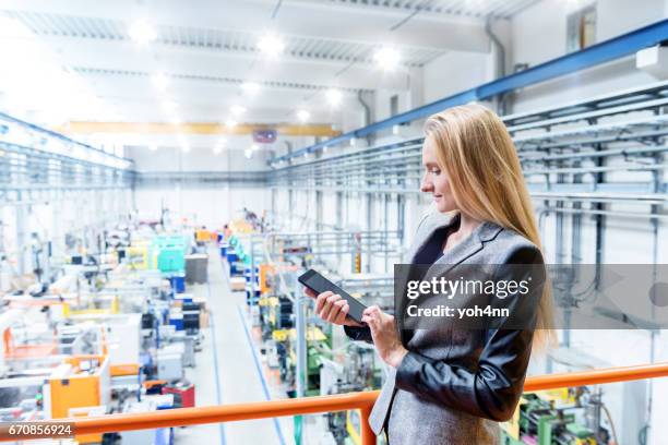business-planung in fabrik - shaping future stock-fotos und bilder