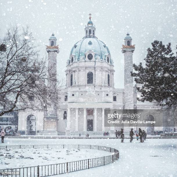 karlskirche/st charles church in vienna in snow. - karlskirche - fotografias e filmes do acervo