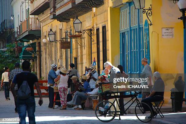 musicians old havana cuba - voie piétonne 個照片及圖片檔