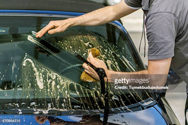 car wash - windschutzscheibe stockfoto's en -beelden