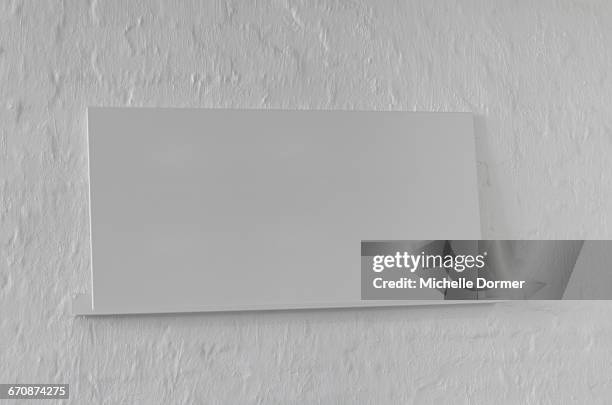 blank plaque / name plate for an exhibition on a gallery wall, johannesburg, south africa. - blank plaque stock-fotos und bilder