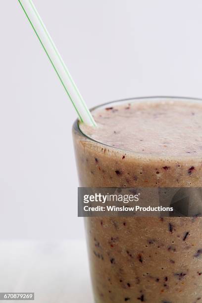close-up of banana and blueberry smoothie - smoothie close up textfreiraum stock-fotos und bilder