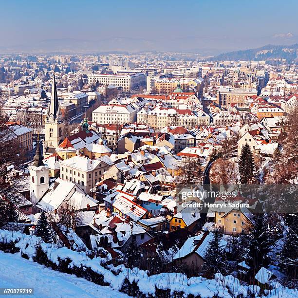 slovenia, ljubljana, snowy city at sunset - ljubljana stockfoto's en -beelden