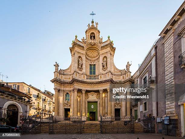 italy, sicily, catania, piazza del doumo, basilica collegiata - catania sicily fotografías e imágenes de stock