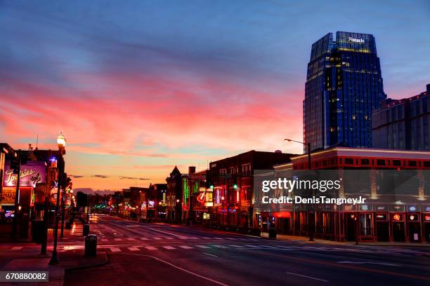 broadway dans le centre-ville de nashville, tennessee - nashville photos et images de collection