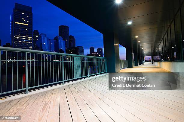 massachusetts, boston, boardwalk at fort point channel at dawn - fort point channel bildbanksfoton och bilder