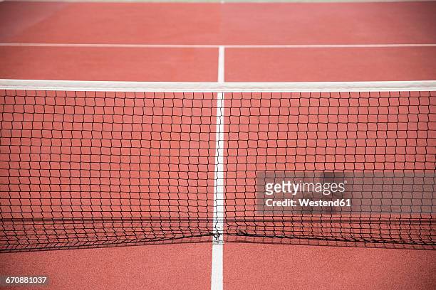tennis net on a clay court - tennis net fotografías e imágenes de stock