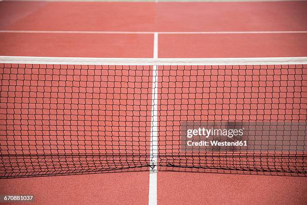 tennis net on a clay court - tennis net stock pictures, royalty-free photos & images