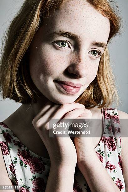 daydreaming girl with freckles - wishful skin imagens e fotografias de stock