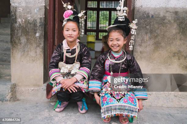 scuola ragazze dong popolo huanggang cina - abiti da cerimonia foto e immagini stock