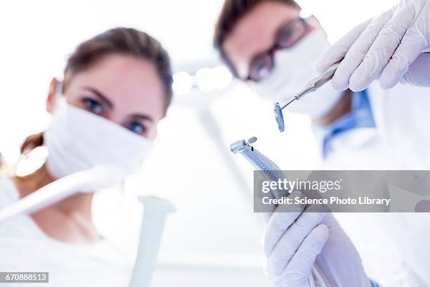 dentist and dental assistant - tandartsboor stockfoto's en -beelden