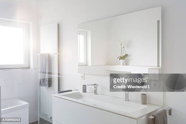 modern white bathroom - bathroom mirror fotografías e imágenes de stock