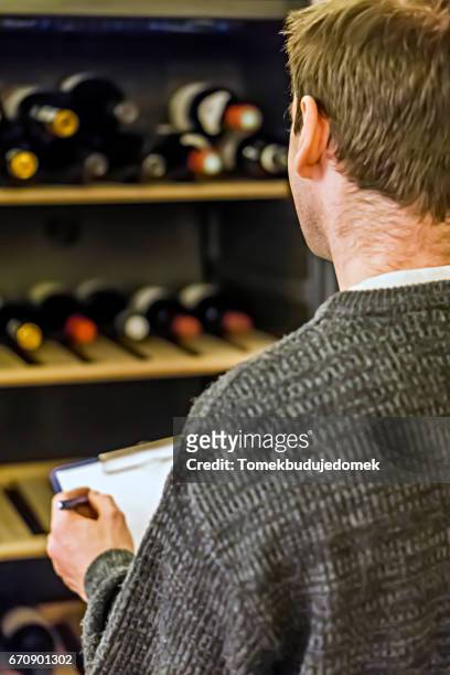 wine cabinet - warmteregulatie stockfoto's en -beelden