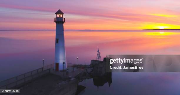 夜明け前の光の美しい雄大な wawatam 灯台 - ヒューロン湖 ストックフォトと画像