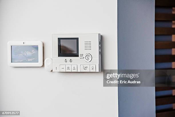 security system on wall at building entrance - alarma de seguridad fotografías e imágenes de stock