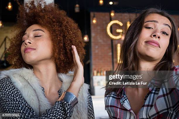 portrait of happy female friends having fun in cafe - 忽視 個照片及圖片檔