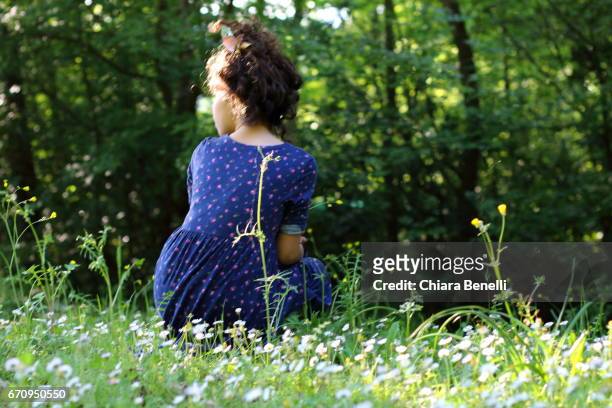 little girl plays in nature - divertirsi stock pictures, royalty-free photos & images