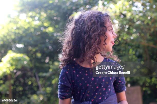 little girl plays in nature - capelli ricci imagens e fotografias de stock