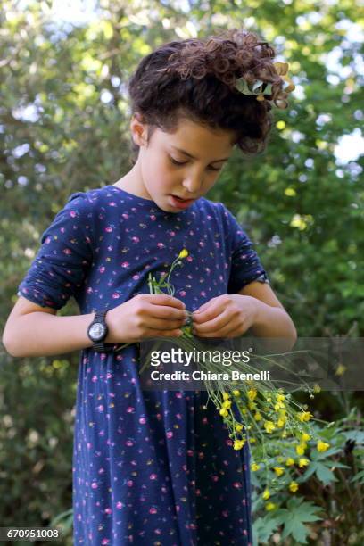 little girl plays in nature - sorriso aperto stockfoto's en -beelden