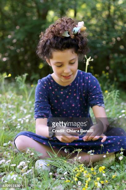 little girl plays in nature - divertirsi stock pictures, royalty-free photos & images