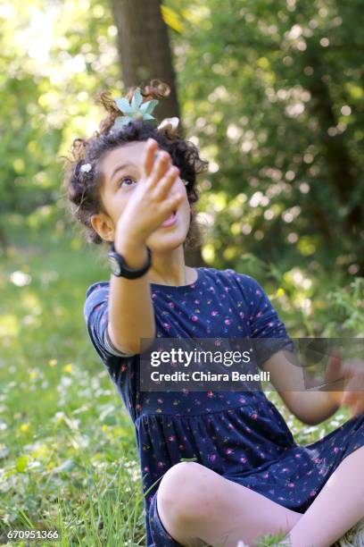 little girl plays in nature - capelli ricci imagens e fotografias de stock