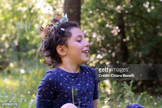 little girl plays in nature - capelli ricci imagens e fotografias de stock