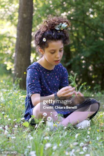 little girl plays in nature - maglietta stock-fotos und bilder