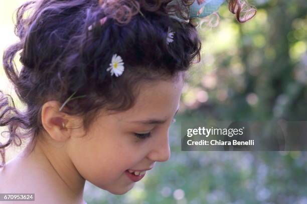 little girl plays in nature - maglietta stock-fotos und bilder