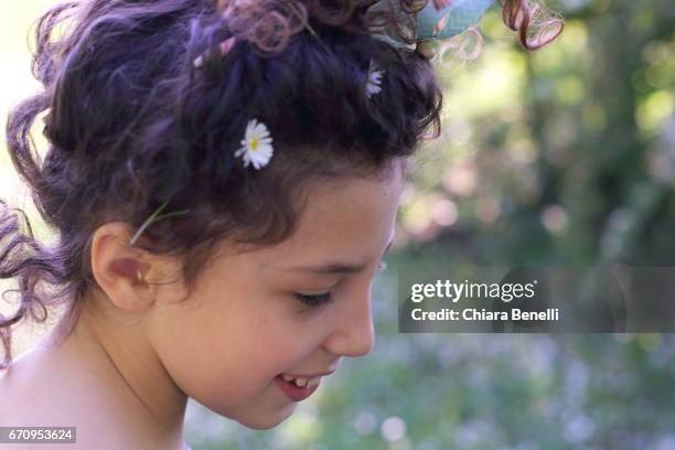 little girl plays in nature - sorriso aperto stockfoto's en -beelden