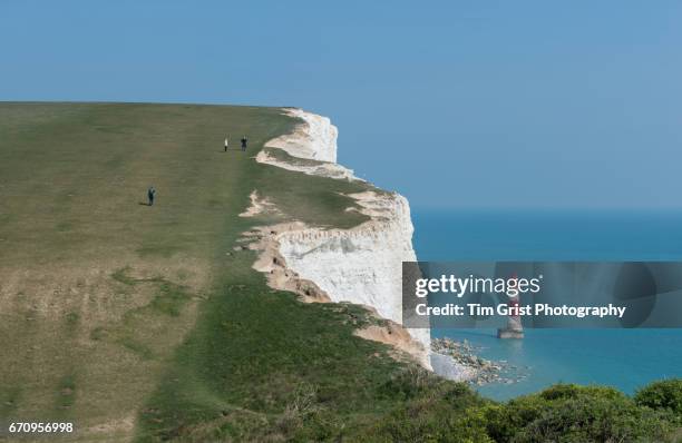 hikers near beachy head light house - beachy head stockfoto's en -beelden