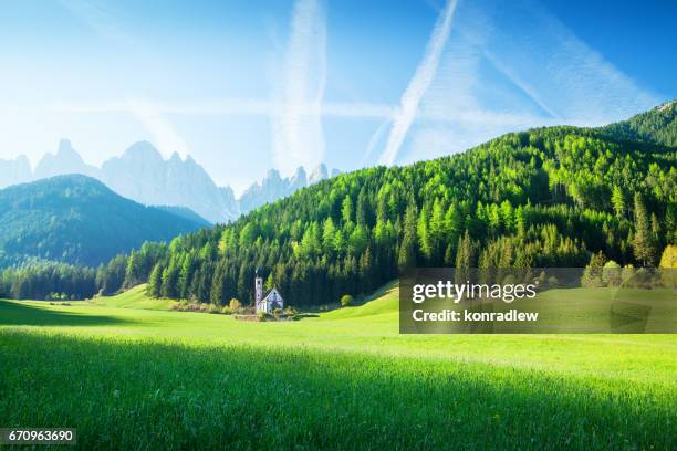 paesaggio alpen - campo verde, villaggio val di funes villnöss e montagne - chalet mountain foto e immagini stock