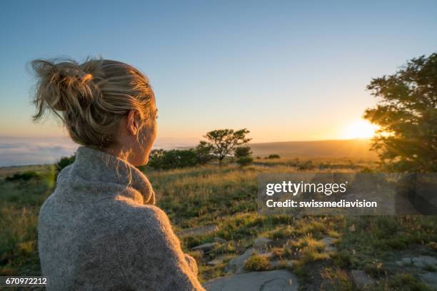 chica viendo amanecer en áfrica del sur - south africa women fotografías e imágenes de stock