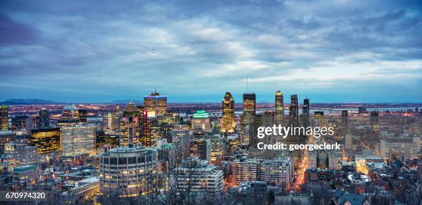 de skyline van montreal in de schemering - montreal stockfoto's en -beelden
