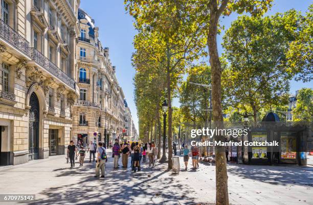 avenue des champs-élysées paris - avenue champs élysées stock pictures, royalty-free photos & images