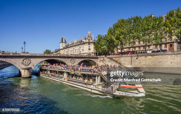 seine river cruise boat at the ile de la cité - petit pont stock pictures, royalty-free photos & images