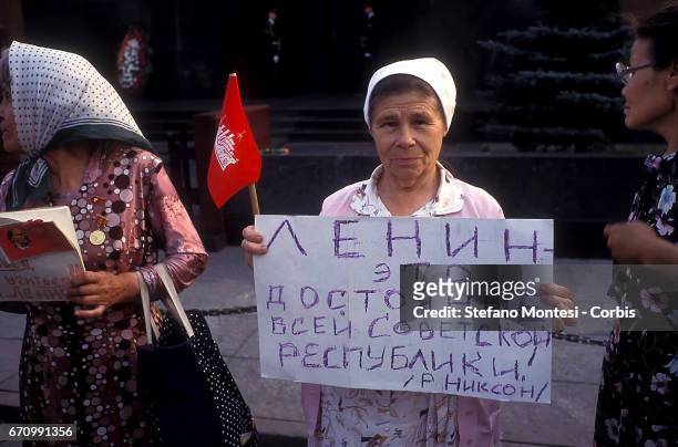Protester with a sign in hand where it is written: "Lenin: the dignity of the Soviet Republic . Richard Nixon"u201d during the"nsit-in of the Russian...