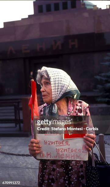 Sit-in of the Russian Communists, in front of the mausoleum on the Red Square in Moscow, which houses the remains of Lenin, against the hypothesis of...