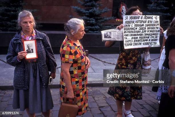 Sit-in of the Russian Communists, in front of the mausoleum on the Red Square in Moscow, which houses the remains of Lenin, against the hypothesis of...