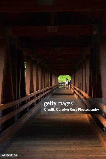 river walk covered bridge - carolyn ross stockfoto's en -beelden