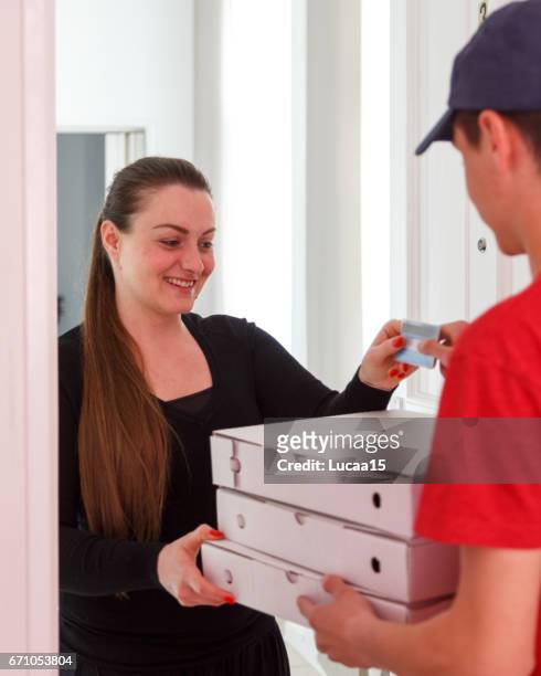 bezahlung der pizza - berufliche beschäftigung stockfoto's en -beelden
